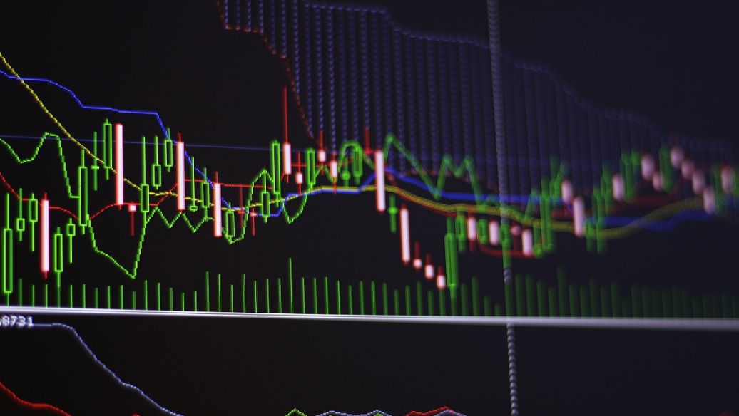 中国INE原油期货跌4.35%与外盘背离，国内炼厂检修叠加库存累积成主因